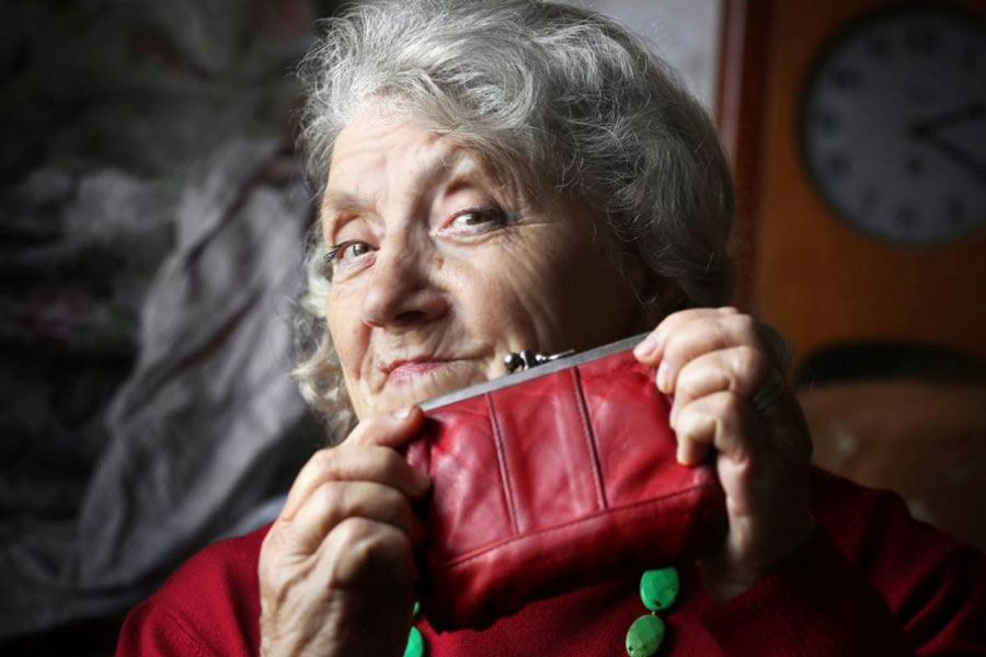 74-летняя белоруска три года получала пенсию умершего мужа, обманом переписала квартиру, продала дачу и автомобиль
