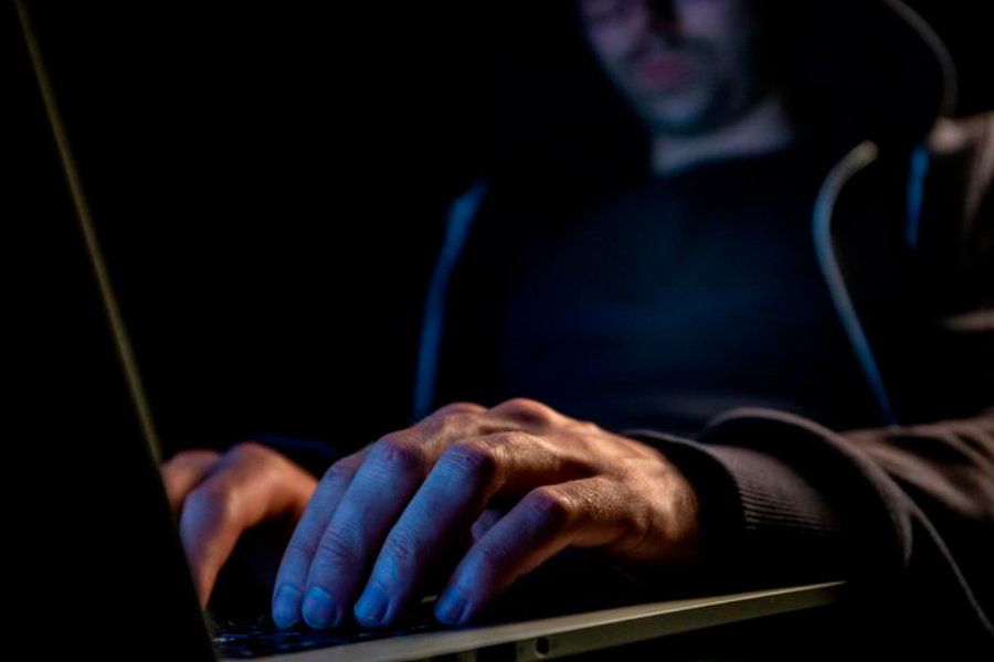 Мужчина нашёл психолога в интернете – ему «помогли» лишиться денег