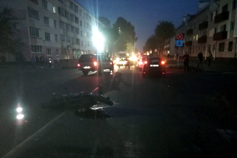 В Кобрине автомобилист не уступил дорогу мотоциклисту — последний попал в больницу