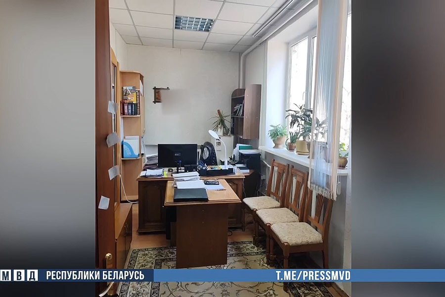 64-летняя женщина, являясь должностным лицом, незаконно выплатила себе около 50 тыс. рублей