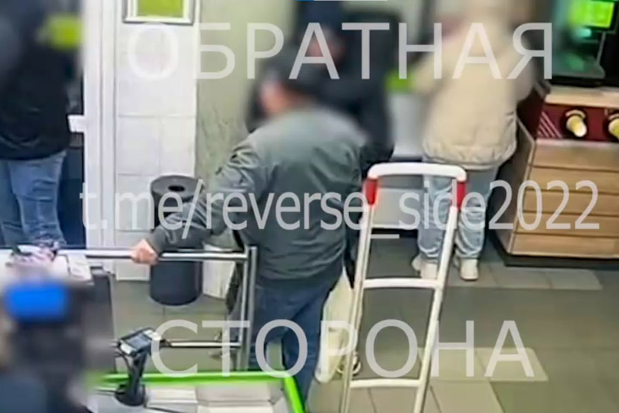Пьяному кобринчанину не дали алкоголь без оплаты — в ответ мужчина устроил непристойный перфоманс и дебош