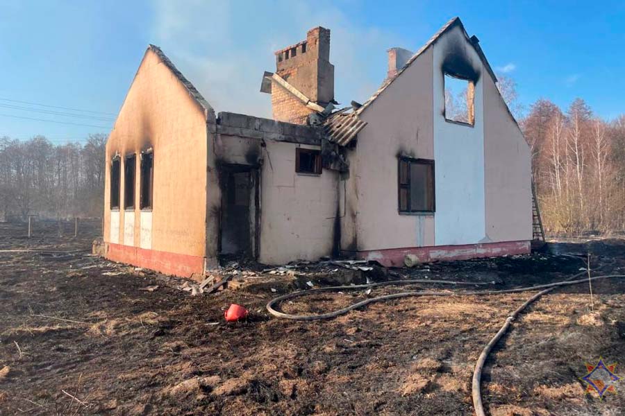 В Кобринском районе на пожаре погиб мужчина – горел дом, две хозпостройки и сухая трава
