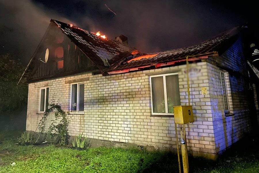 Пожар в агрогородке Дивин Кобринского района: огонь повредил дом и уничтожил пристройку
