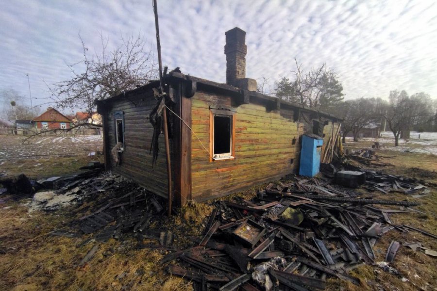 В агрогородке Оса сгорел жилой дом — огонь уничтожил крышу и внутреннюю отделку