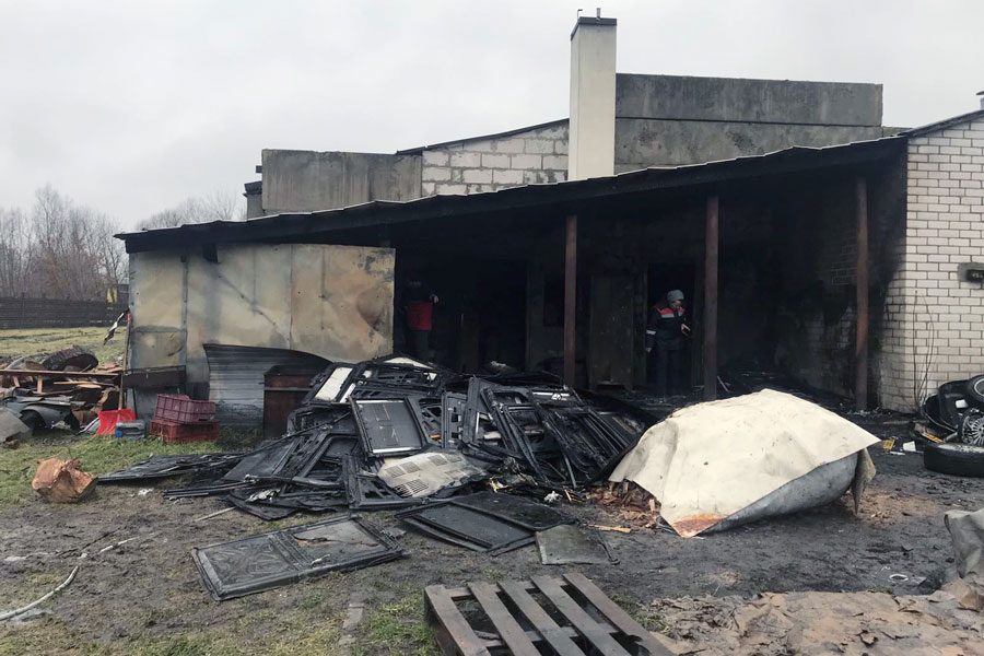 Авторазборка и хозпостройка горели в Кобринском районе