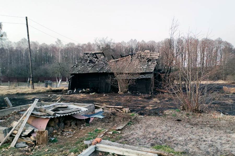 23 марта в деревне Оводы Кобринского района горела деревянная хозпостройка