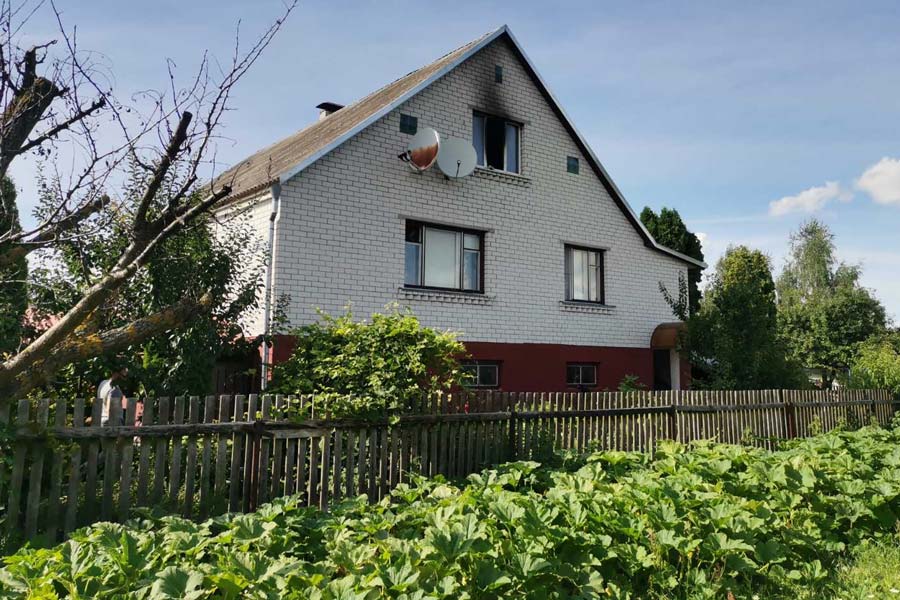 30 июля в Кобрине горел частный жилой дом — пожар повредил мансардный этаж и имущество