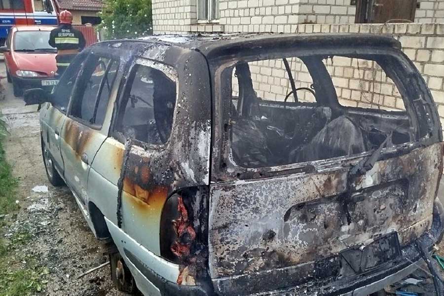 18 июня в Кобрине по улице Современной горел автомобиль — уничтожены стекла, салон и подкрылок