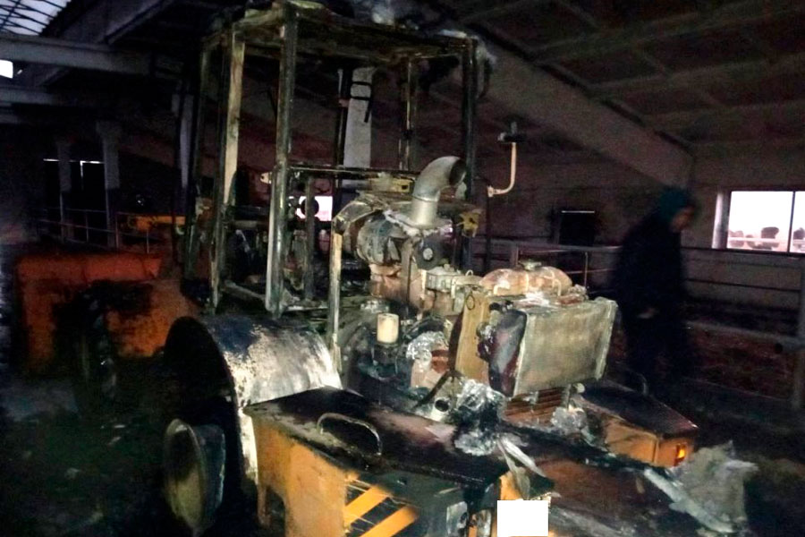 Два пожара в Кобринском районе за день: в коровнике горел фронтальный погрузчик, уничтожены хозпостройки