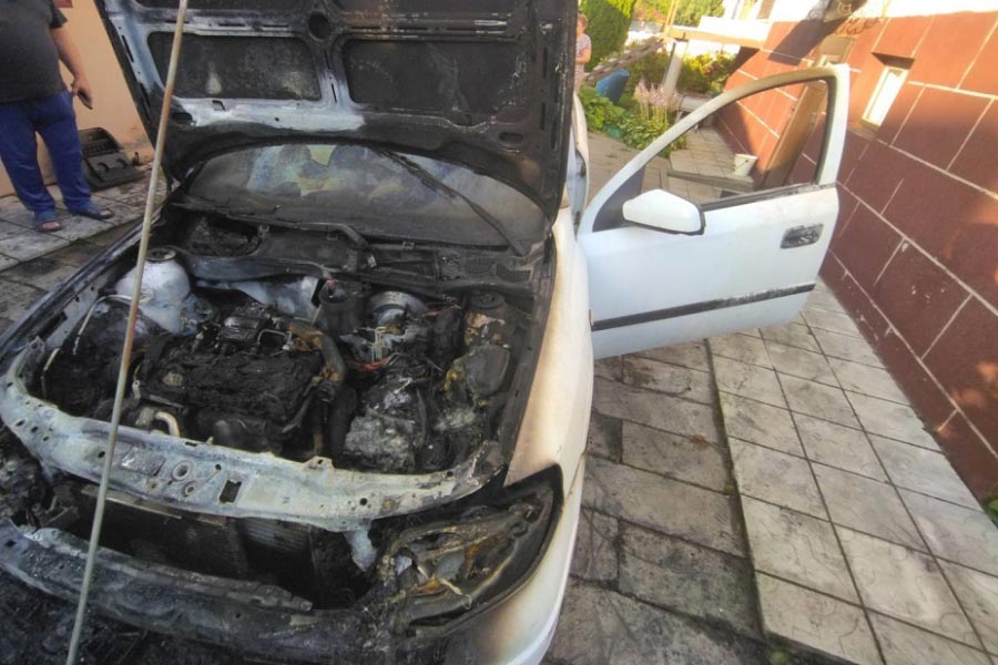В Кобрине 9 июля горел легковой автомобиль – повреждены кузов и салон