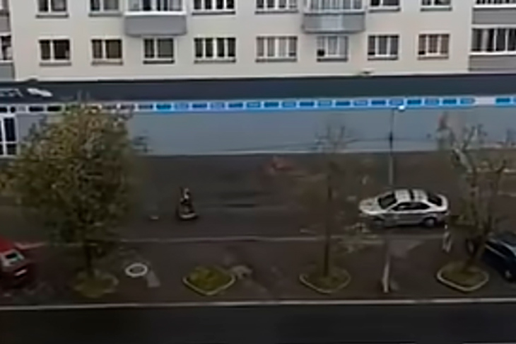 В Беларуси подростков на электросамокате задерживали с погоней. Видео инцидента