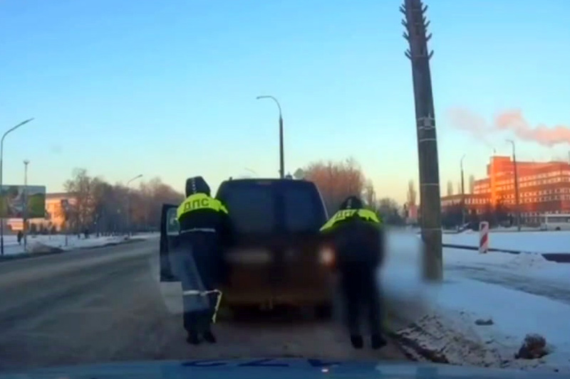 В Кобрине сотрудники ГАИ помогли водителю с заглохшим двигателем на повороте перед новым мостом
