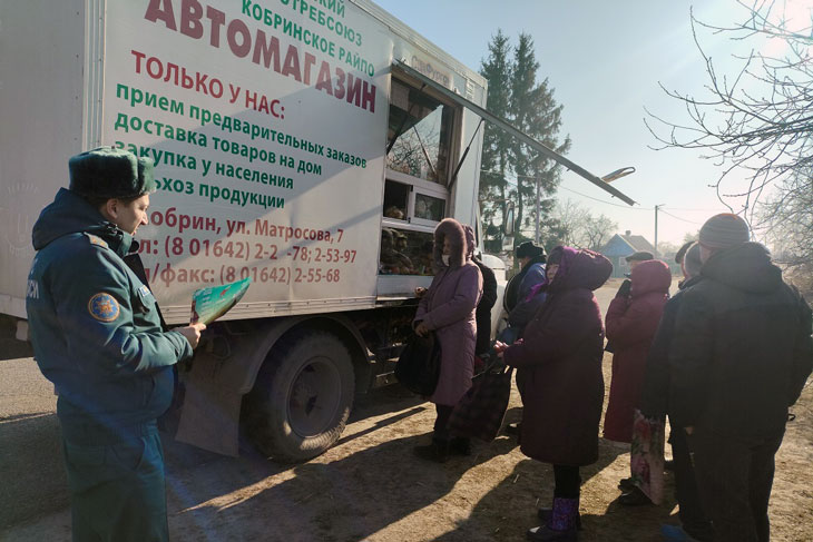 Работники Кобринского РОЧС присоединились к маршрутам автомагазинов РАЙПО, чтобы поговорить с сельчанами о безопасности