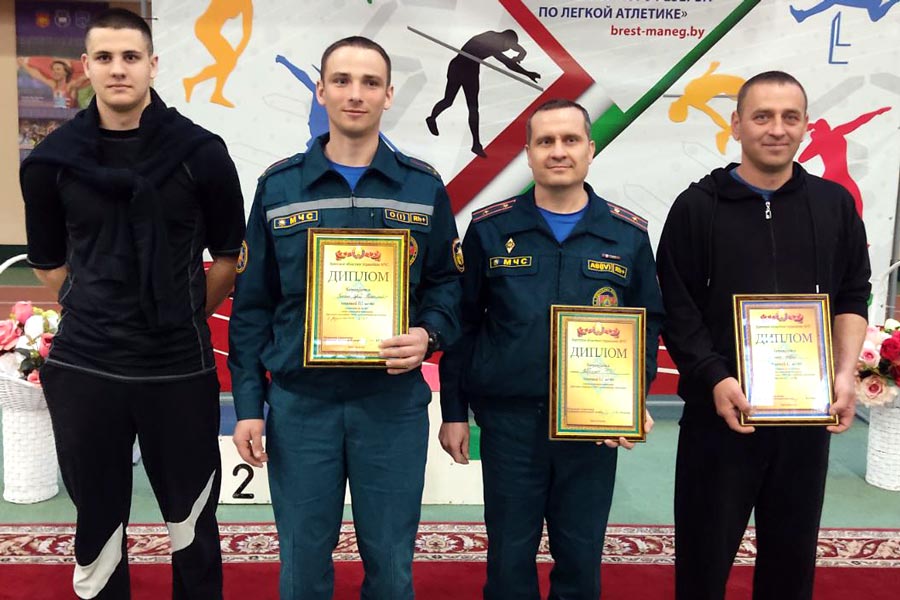 Кобринские спасатели взяли первое место на чемпионате по служебному многоборью областного управления МЧС