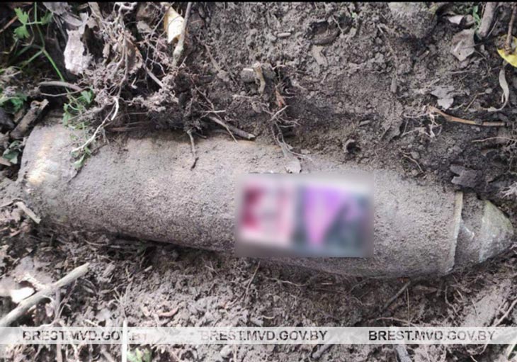 Один зацепили ковшом, другой лежал на поле: снаряды времен войны обнаружены под Кобрином и Столином 