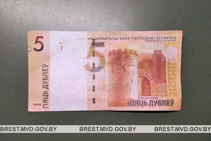 Как отличить сувенирные «Дубли» от настоящих белорусских рублей и что будет, если перепутать