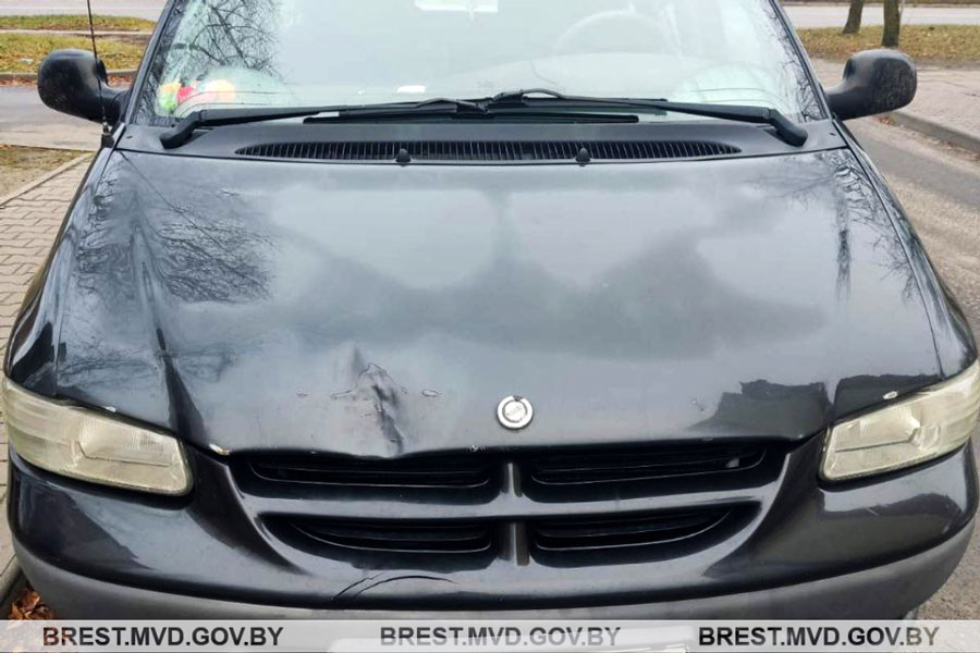 В Кобрине пьяный мужчина беспричинно бил ногами по бамперу, капоту и дверям «Крайслера» – в машине находились люди