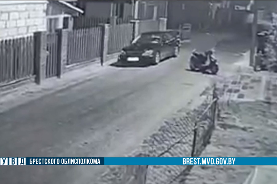 В Кобрине бесправник прокатил «даму сердца» на угнанном скутере и попал в ДТП – уголовное дело направили в суд