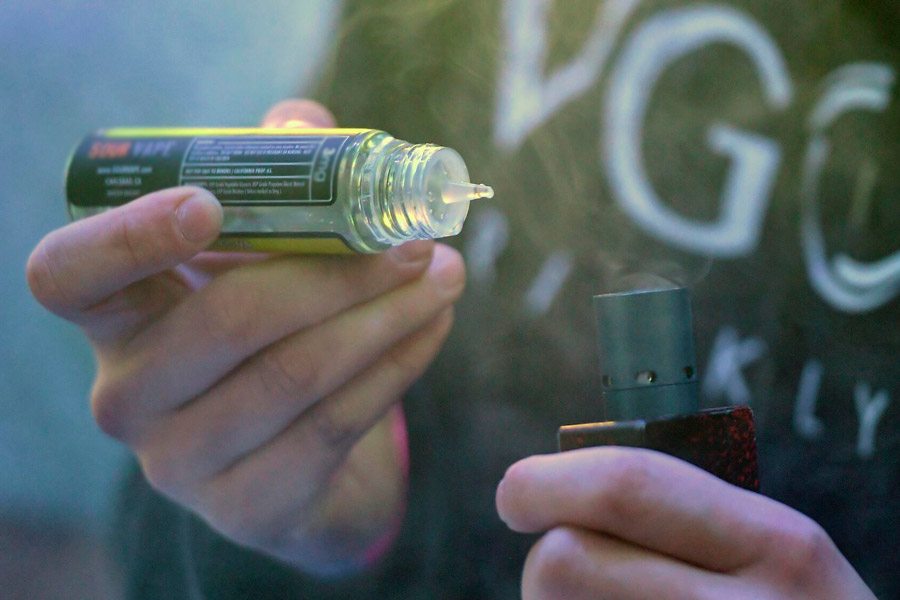Электронные сигареты могут вызывать у подростков проблемы с памятью и астму