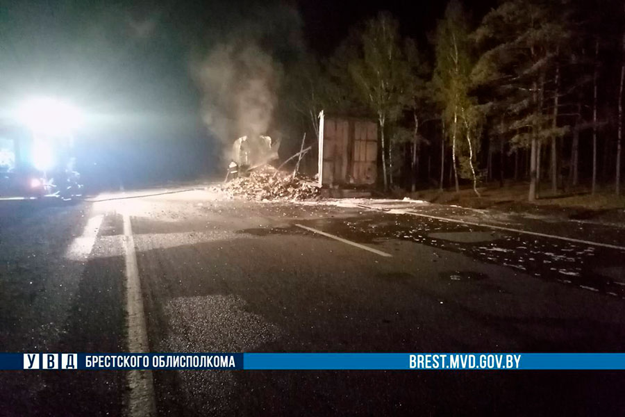 Фура перевозила зажигалки — на трассе М-1/Е30 в Кобринском районе груз загорелся