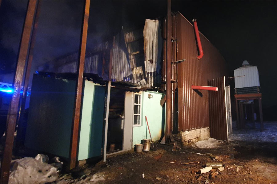 Ночью 29 декабря в Кобрине горел склад. Имущество уничтожено огнём 