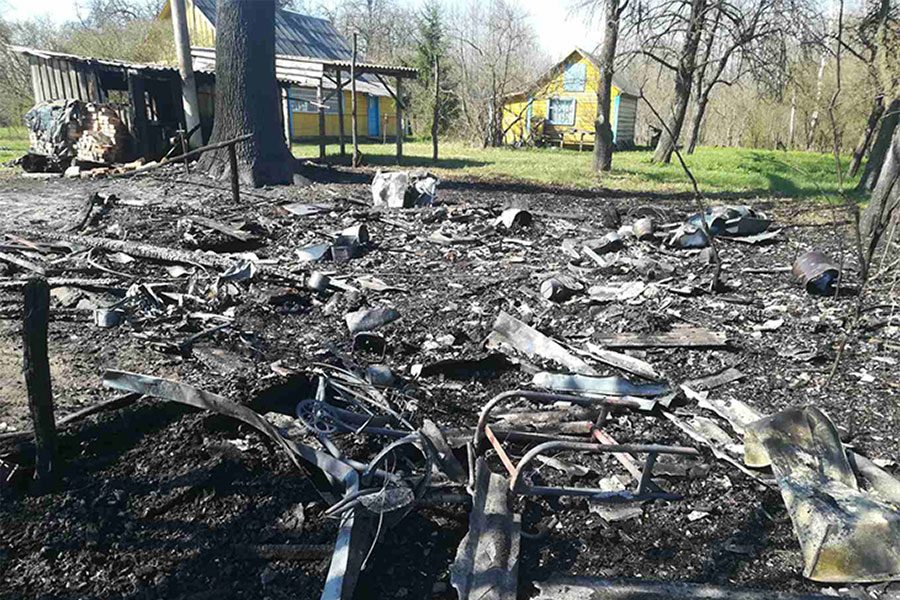 28 апреля в д. Леликово под Кобрином сгорел сарай, проводится проверка