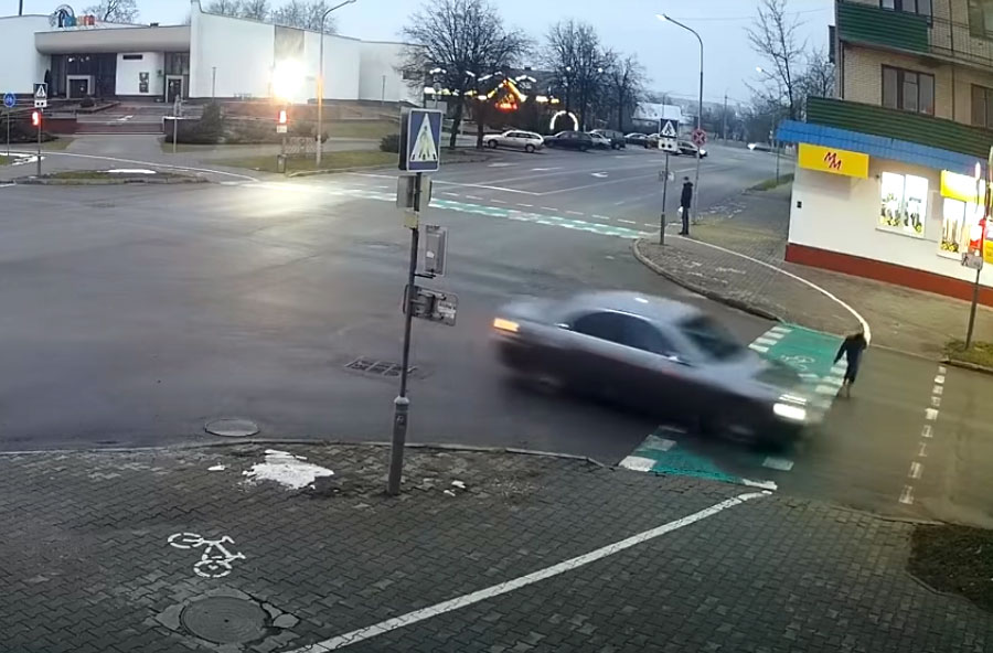 ГАИ прокомментировала видео, на котором 12 декабря в Кобрине ребенок едва не попал под колеса движущегося автомобиля