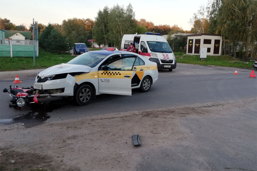  В Кобрине несовершеннолетние на мотоцикле столкнулись с автомобилем такси