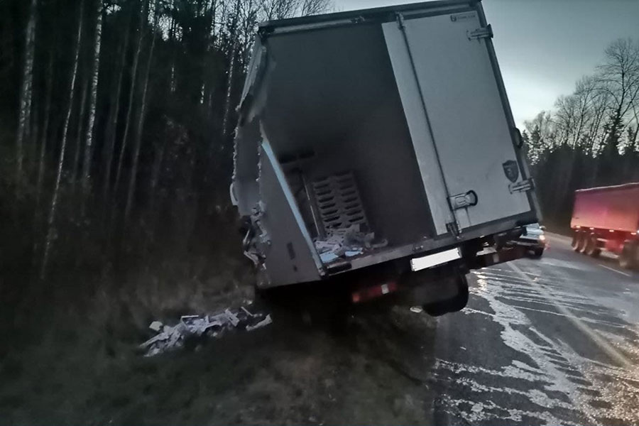 Под Витебском столкнулись два грузовика — один из водителей, житель Кобрина, госпитализирован