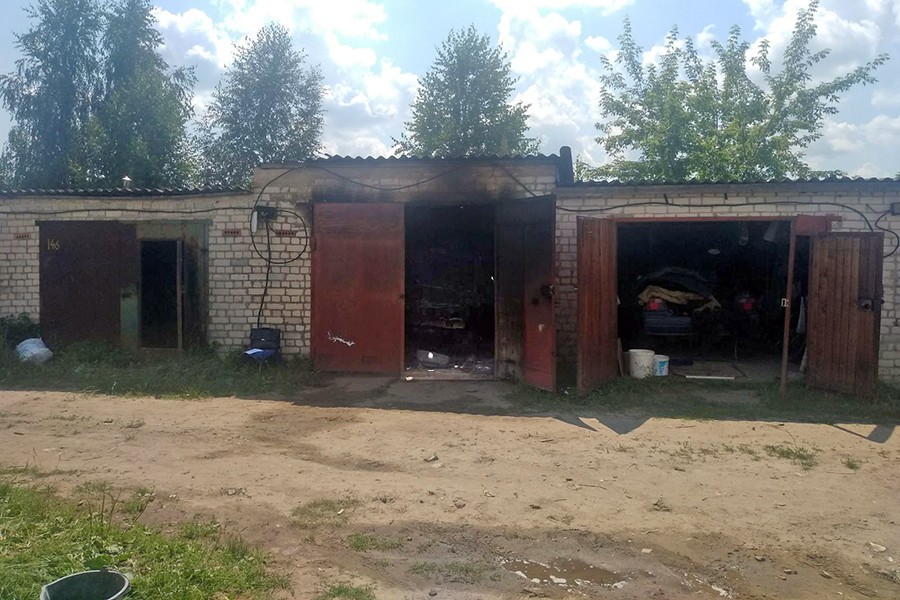 Днем 7 июля горел гараж в кобринском гаражном кооперативе «Бона»