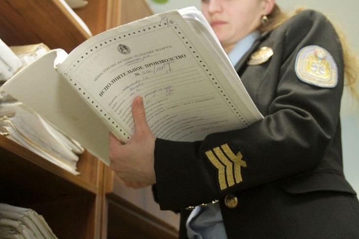 Алименты и долги: белорусы могут взыскать задолженность в России без лишних процедур — как это сделать