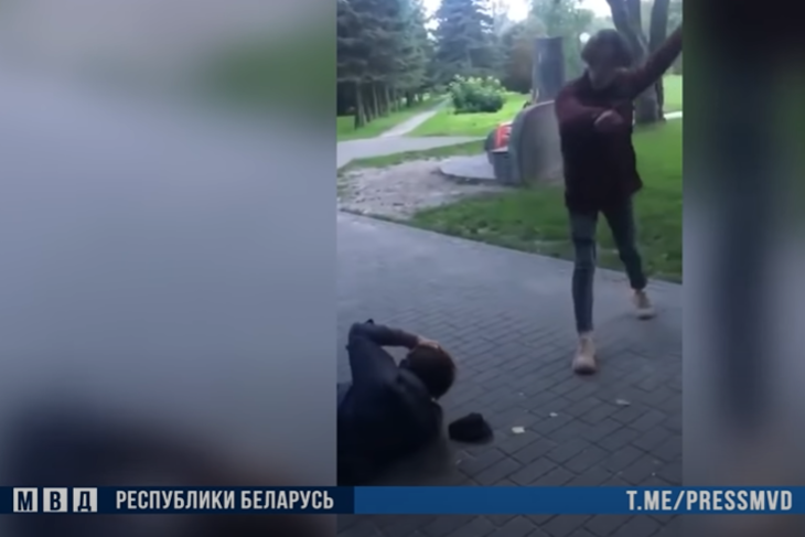 В сети появилось видео жестокого избиения в Пружанах. Парень оперативно установлен