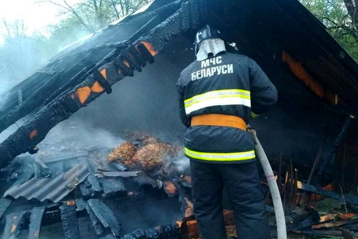 Вечером 24 мая в деревне Малыши горела хозпостройка