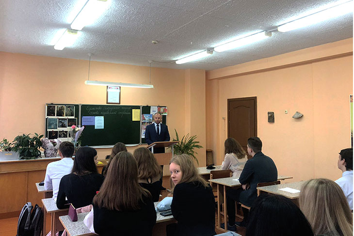 Милиция пришла поздравить учеников школы №4 г. Кобрина с Днем знаний