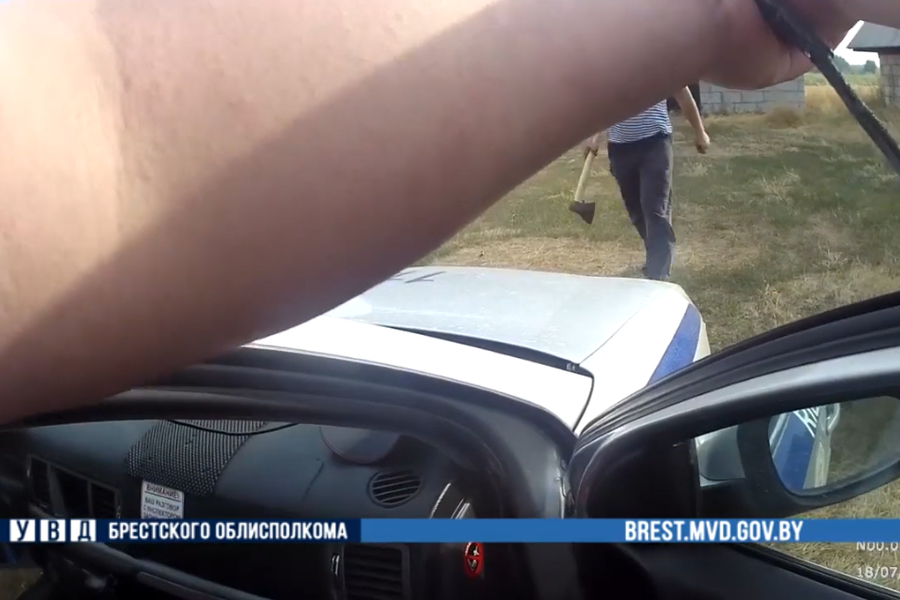 Житель агрогородка Повитье Кобринского района избил супругу и угрожал топором милиционерам (видео)