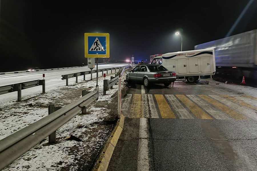На М1 под Кобрином легковой автомобиль выехал на встречку и столкнулся с грузовым. ГАИ ищет свидетелей
