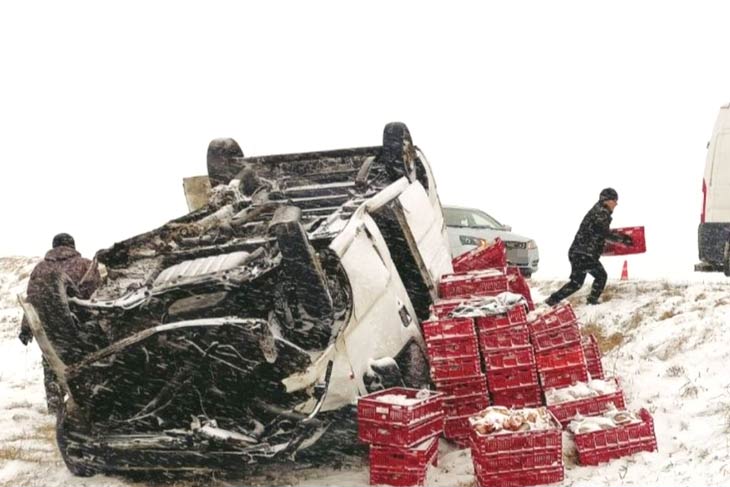 В Кобринском районе микроавтобус с продуктами стал жертвой первоапрельской непогоды