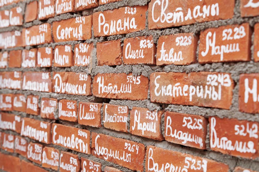 В Кобрине при Спасском монастыре возводят одноименный храм — в стены закладывают именные кирпичики
