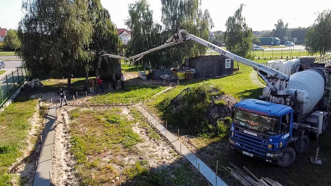 На территории Свято-Христорождественского храма в Кобрине начались работы по строительству приходского дома