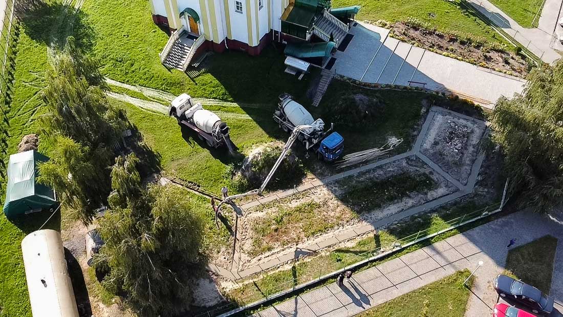На территории Свято-Христорождественского храма в Кобрине начались работы по строительству приходского дома