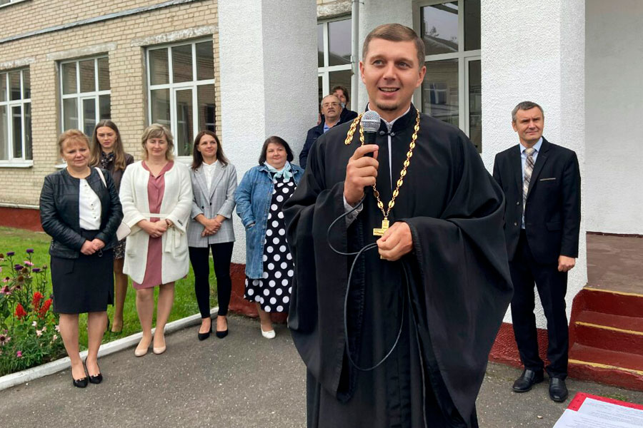 1 сентября иерей Георгий Червяковский поздравил учителей, учеников и родителей агрогордка Городец с Днём знаний