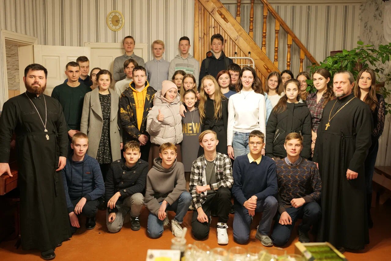 В Соборе Александра Невского состоялась встреча молодёжи с благочинным церквей кобринского округа Сергием Утратой