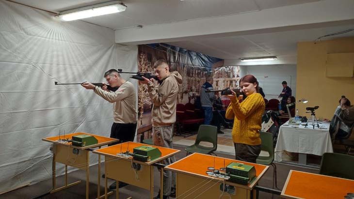 В Кобрине прошли соревнования по пулевой стрельбе из пневматической винтовки. Кто показал мастерство и результаты