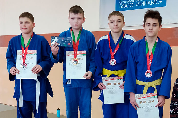 По четыре золотых и бронзовых медалей и второе командное место завоевали кобринские дзюдоисты на турнире в Бресте