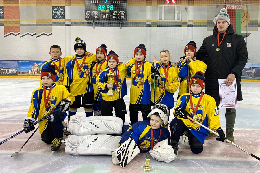 Всех обыграли: кобринские мальчишки победили в турнире по хоккею с шайбой в Пружанах