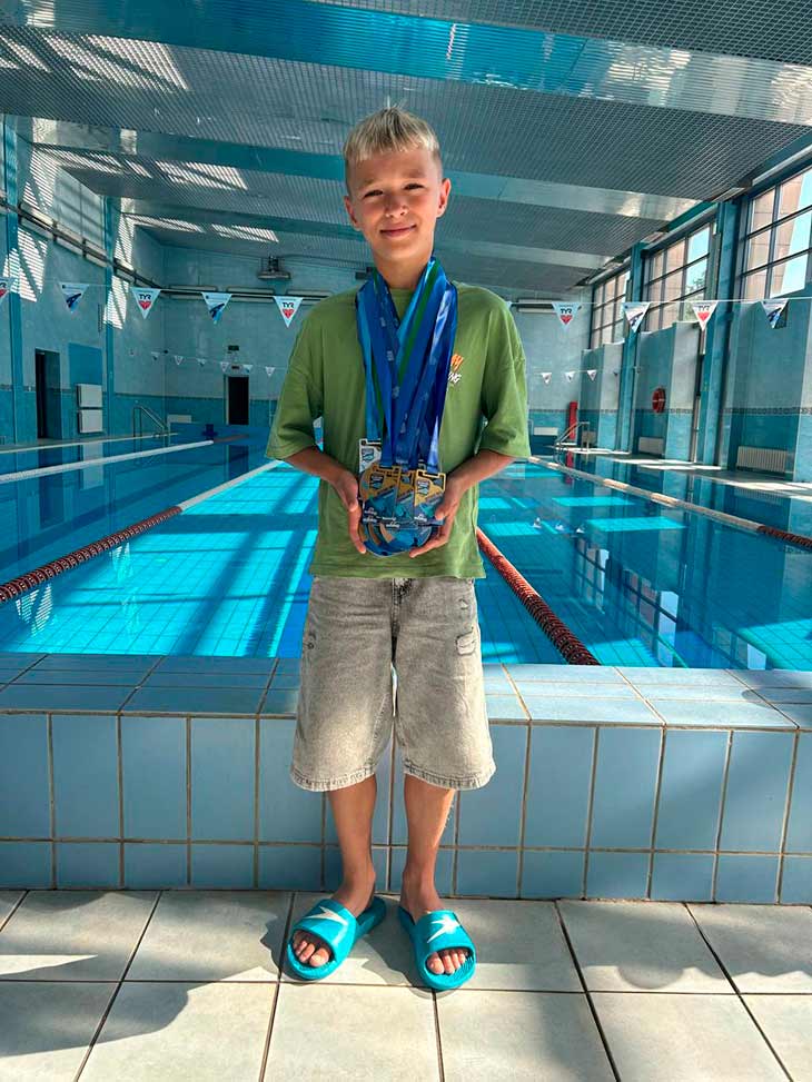 В копилке 9-летнего пловца из Кобрина уже три чемпионских титула и более 50-ти медалей
