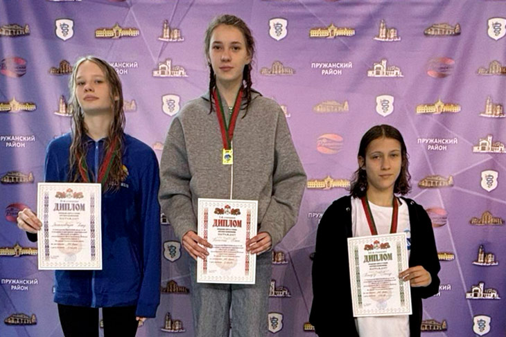 Юная спортсменка из Кобрина Юлия Конончик — чемпионка Брестской области по плаванию на дистанции 100 м брасс
