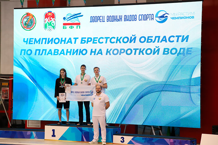 Выпускник Кобринской спортшколы завоевал серебро на областном чемпионате по плаванию