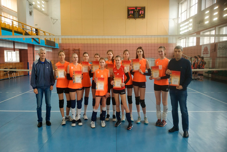 Волейболистки из Кобрина стали первыми в области, не уступив соперникам даже сета