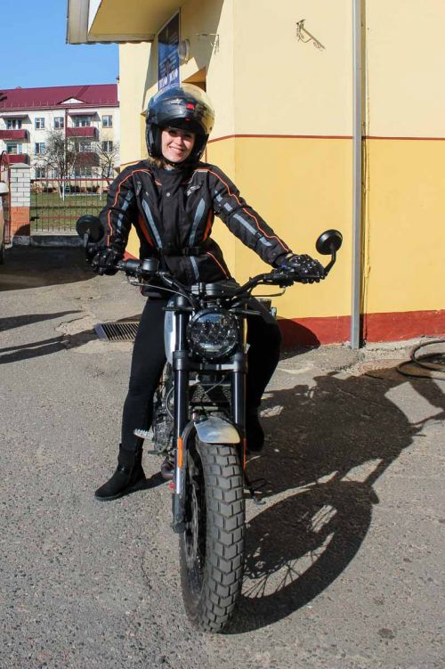 Обучение на новеньком стильном мотоцикле SCRAMBLER SCR 250. Кобрин Досааф